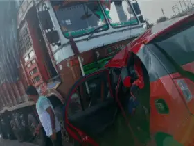 Hubballi Five persons were killed on the spot when a lorry in which they were travelling collided head-on with a lorry.