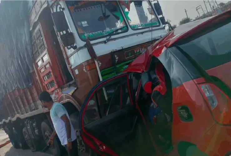 Hubballi Five persons were killed on the spot when a lorry in which they were travelling collided head-on with a lorry.