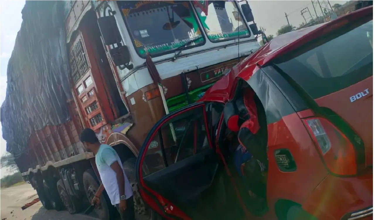 Hubballi Five persons were killed on the spot when a lorry in which they were travelling collided head-on with a lorry.