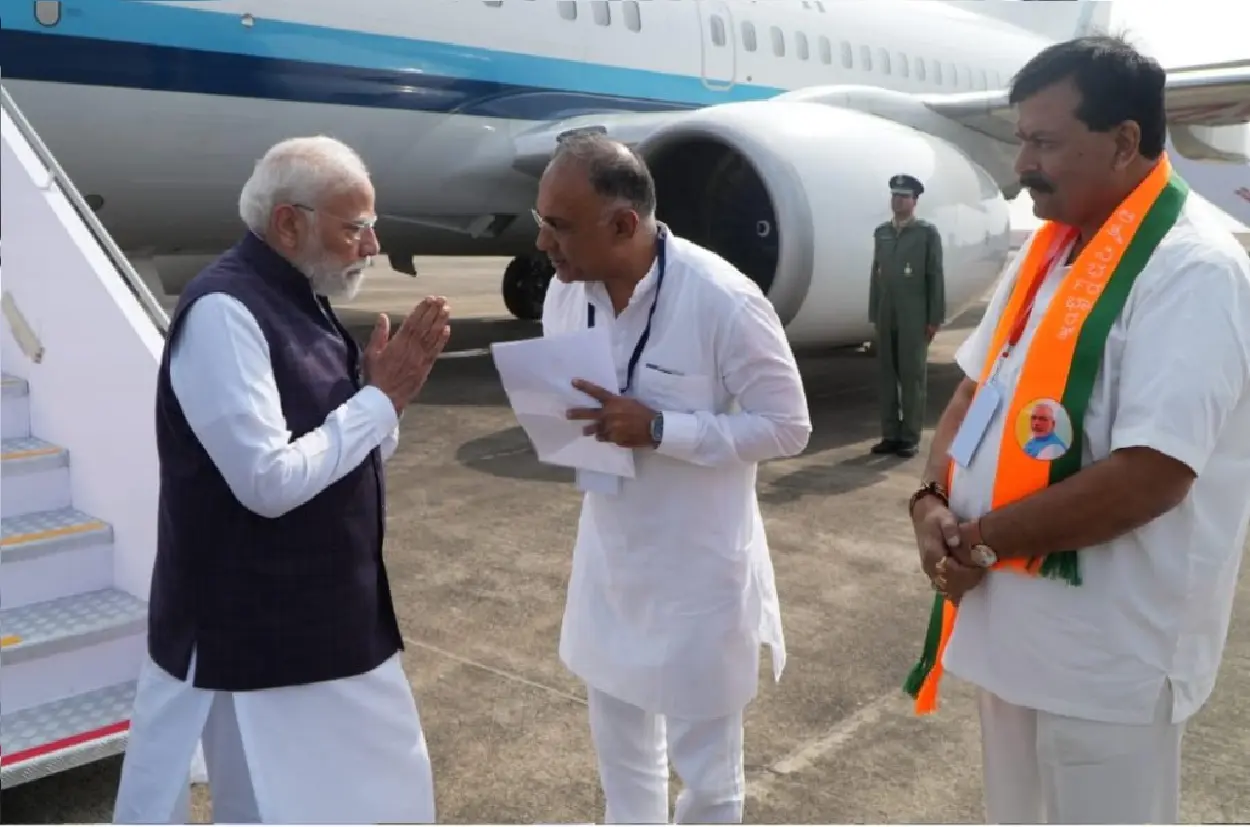 Health Minister Dinesh Gundu Rao submitted the Chief Ministers' request letter to the Prime Minister