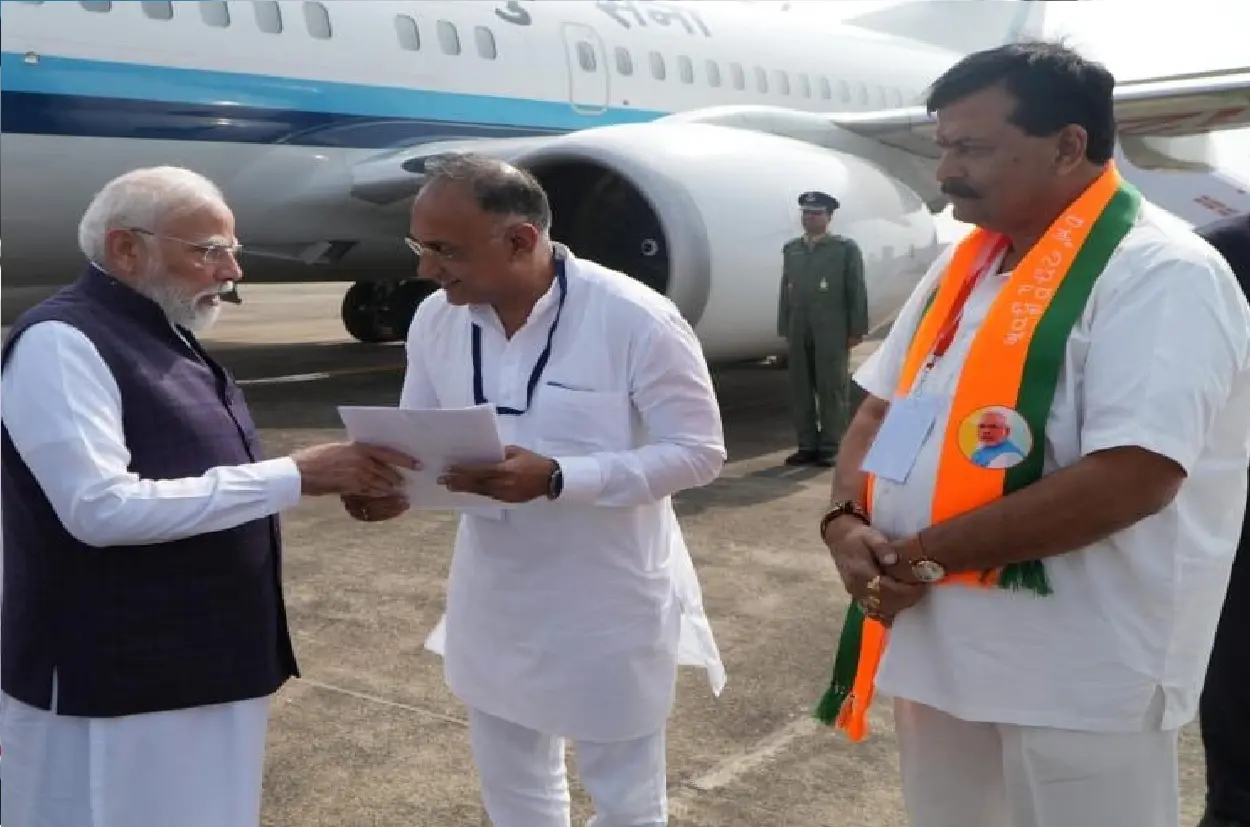 Health Minister Dinesh Gundu Rao submitted the Chief Ministers' request letter to the Prime Minister