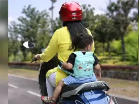 Helmet And Safety Harness For Children On Two-Wheelers |