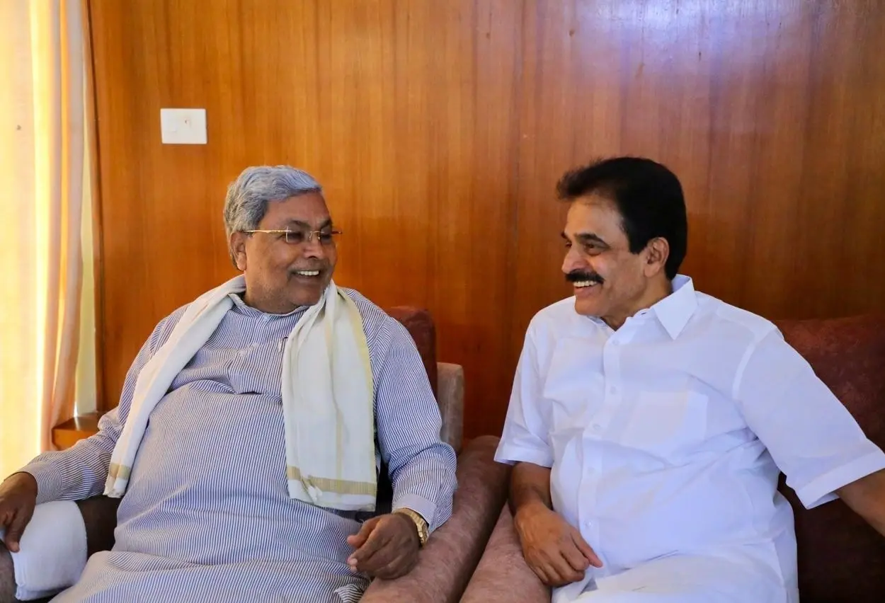 Chief Minister Siddaramaiah met AICC General Secretary K.C. Venugopal at the Cauvery Guest House in Mangaluru.