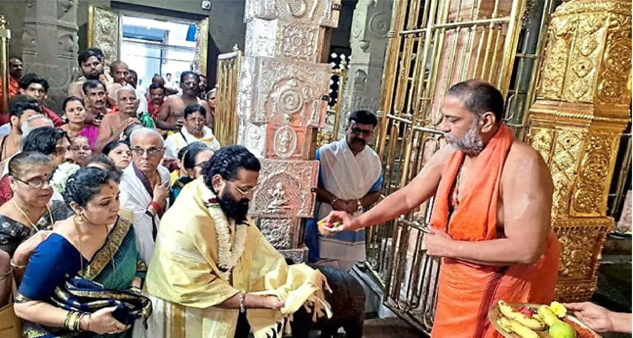 Rishabh Shetty couple who visited Mantralaya and received Guru Raya Arshiva