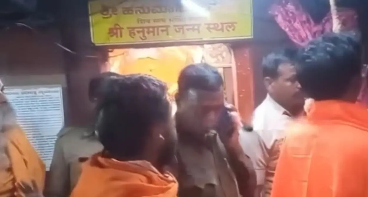 Swamijis fight in the sanctum sanctorum of Anjanadri Anjaneya, video goes viral