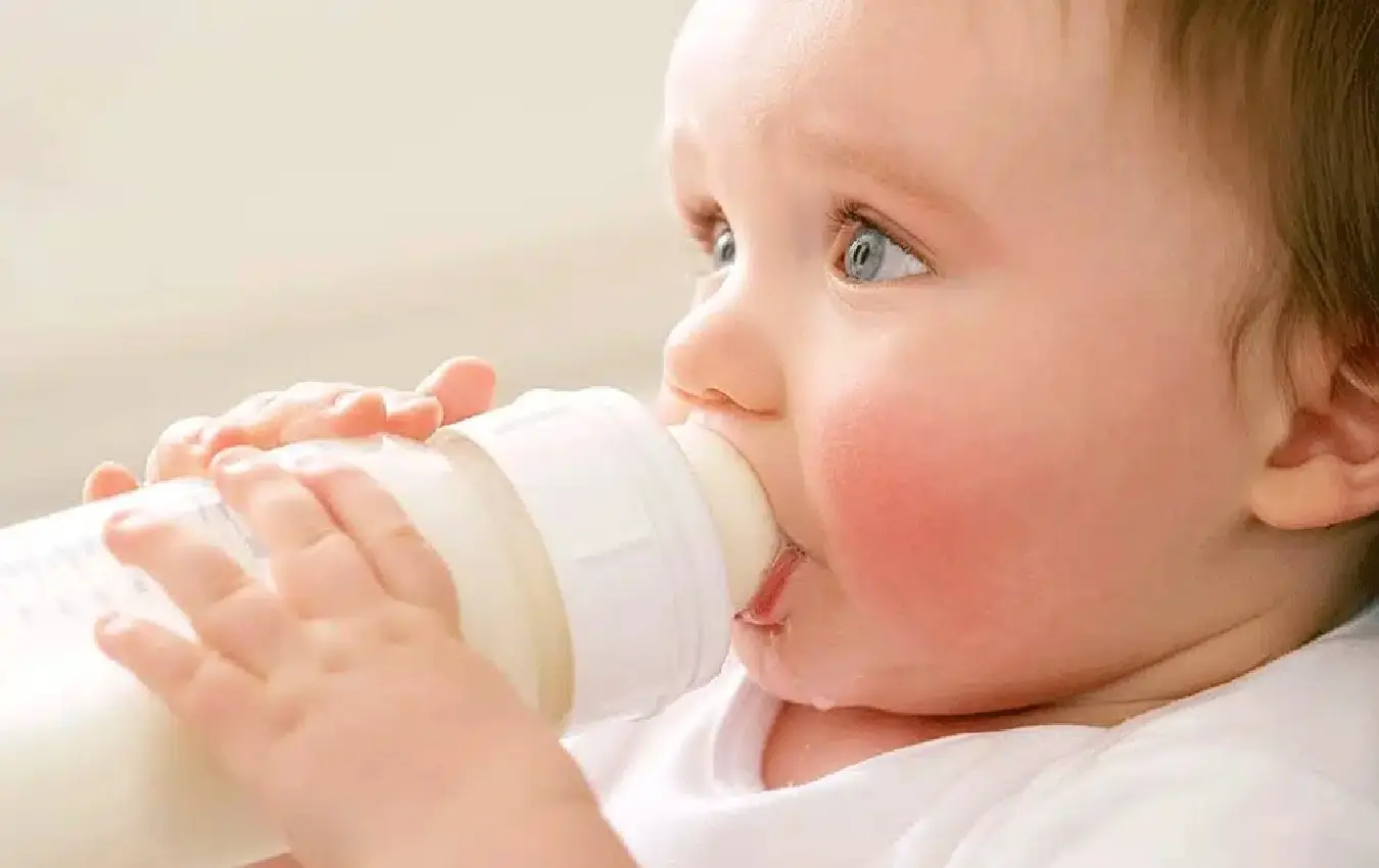 Don't let your children drink milk from plastic bottles, even if it's a mistake.