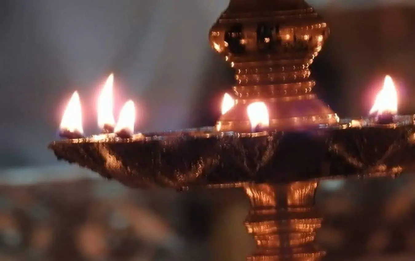 What should a god's lamp look like inside the house