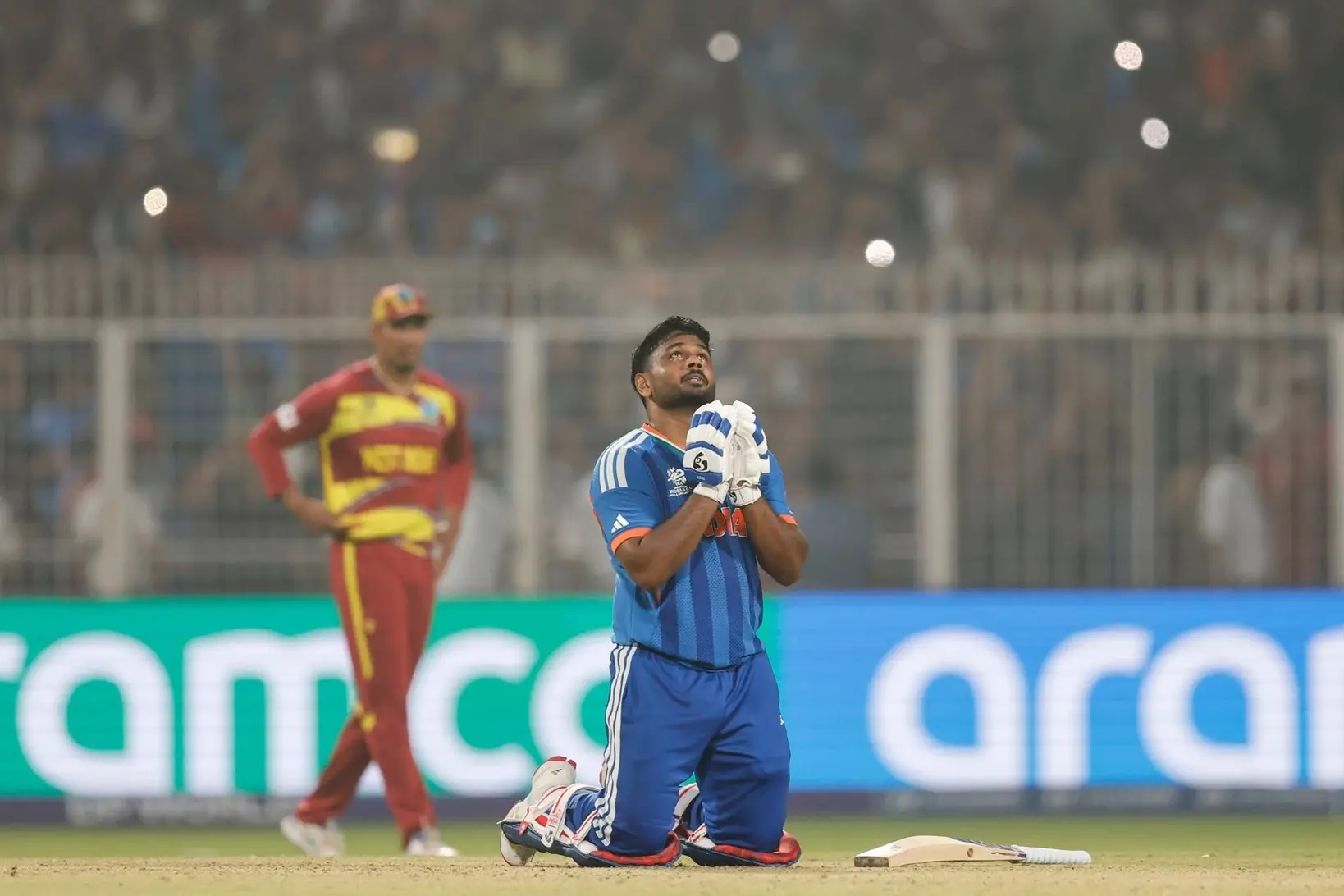 ಸಂಜು ಸ್ಯಾಮ್ಸನ್ ಹೆಲ್ಮೆಟ್ ಕೆಳಗಿಟ್ಟು ಮೈದಾನದಲ್ಲಿ ಸಂಭ್ರಮಿಸುತ್ತಿರುವ ದೃಶ್ಯ