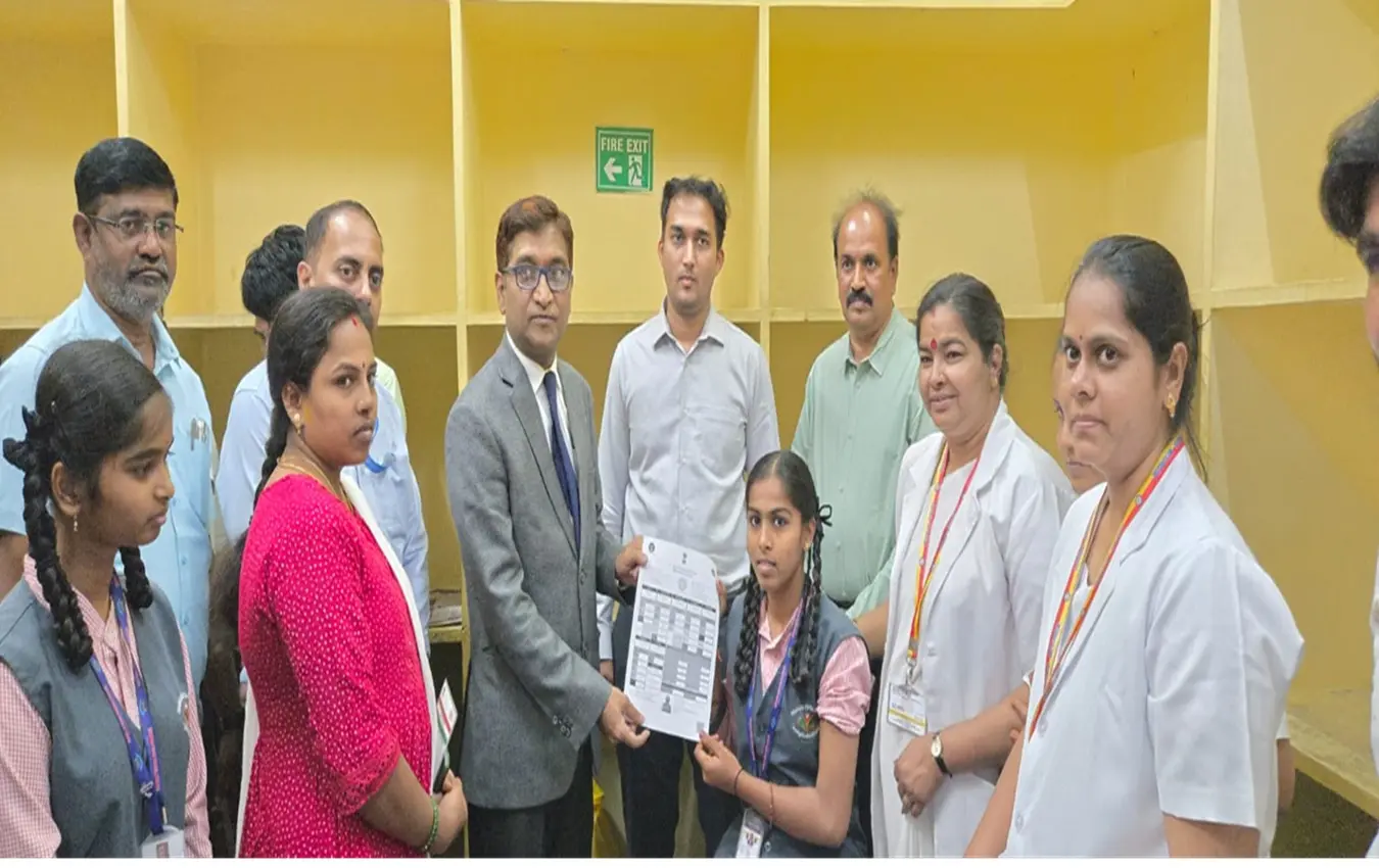 ಬಳ್ಳಾರಿ ಜಿಲ್ಲಾ ಆಸ್ಪತ್ರೆಯಲ್ಲಿ ಹೆಣ್ಣು ಮಕ್ಕಳಿಗೆ ಹೆಚ್.ಪಿ.ವಿ ಲಸಿಕೆ ನೀಡುತ್ತಿರುವ ದೃಶ್ಯ.