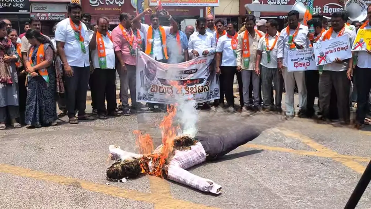 ಶಿವಮೊಗ್ಗದ ಗೋಪಿ ವೃತ್ತದಲ್ಲಿ ಕಿಕ್ಕಿರಿದು ಸೇರಿದ ಬಿಜೆಪಿ ಕಾರ್ಯಕರ್ತರು ಕಾಂಗ್ರೆಸ್ ವಿರೋಧಿ ಘೋಷಣೆಗಳನ್ನು ಕೂಗುತ್ತಾ ಪ್ರತಿಕೃತಿ ದಹಿಸುತ್ತಿರುವ ದೃಶ್ಯ.