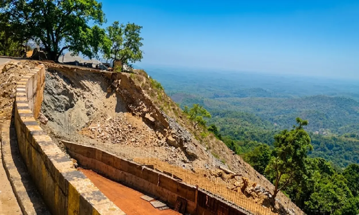 ಶಿವಮೊಗ್ಗ ಜಿಲ್ಲೆಯ ಹುಲಿಕಲ್ ಘಾಟ್ನಲ್ಲಿ ಗುಡ್ಡ ಕುಸಿದಿರುವ ದೃಶ್ಯ ಮತ್ತು ಪರಿಹಾರ ಕಾರ್ಯ