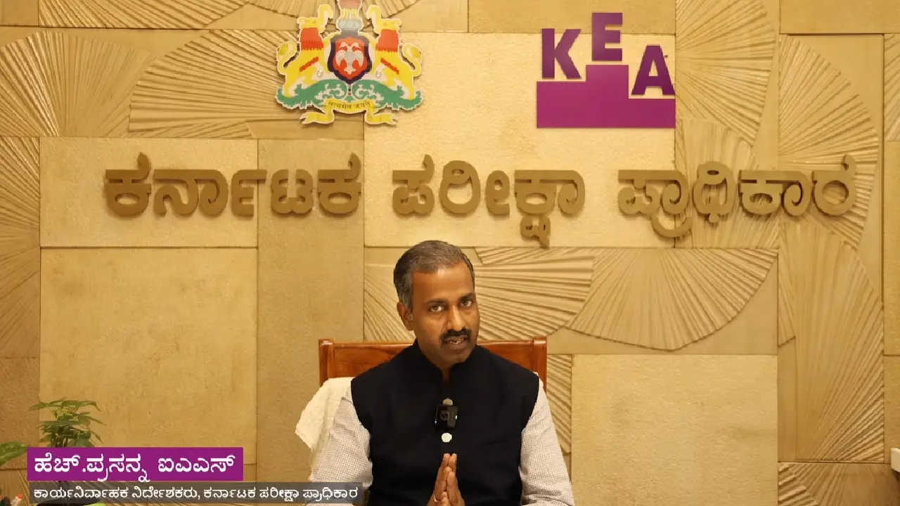 ಕರ್ನಾಟಕ ಪರೀಕ್ಷಾ ಪ್ರಾಧಿಕಾರದ (KEA) ಮಲ್ಲೇಶ್ವರಂ ಕಚೇರಿಯಲ್ಲಿ ದಾಖಲೆ ಪರಿಶೀಲನೆಗಾಗಿ ಅಭ್ಯರ್ಥಿಗಳು ಸಿದ್ಧತೆ ನಡೆಸುತ್ತಿರುವ ದೃಶ್ಯ