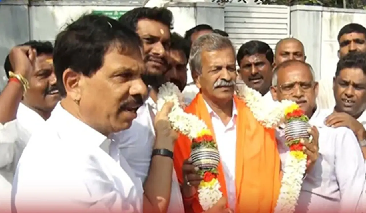 ಶೃಂಗೇರಿ ವಿಧಾನಸಭಾ ಕ್ಷೇತ್ರದ ಮರು ಎಣಿಕೆಯಲ್ಲಿ ಗೆದ್ದ ನಂತರ ಡಿ.ಎನ್. ಜೀವರಾಜ್ ಅವರು ಚುನಾವಣಾ ಪ್ರಮಾಣಪತ್ರ ಪಡೆಯುತ್ತಿದ್ದಾರೆ
