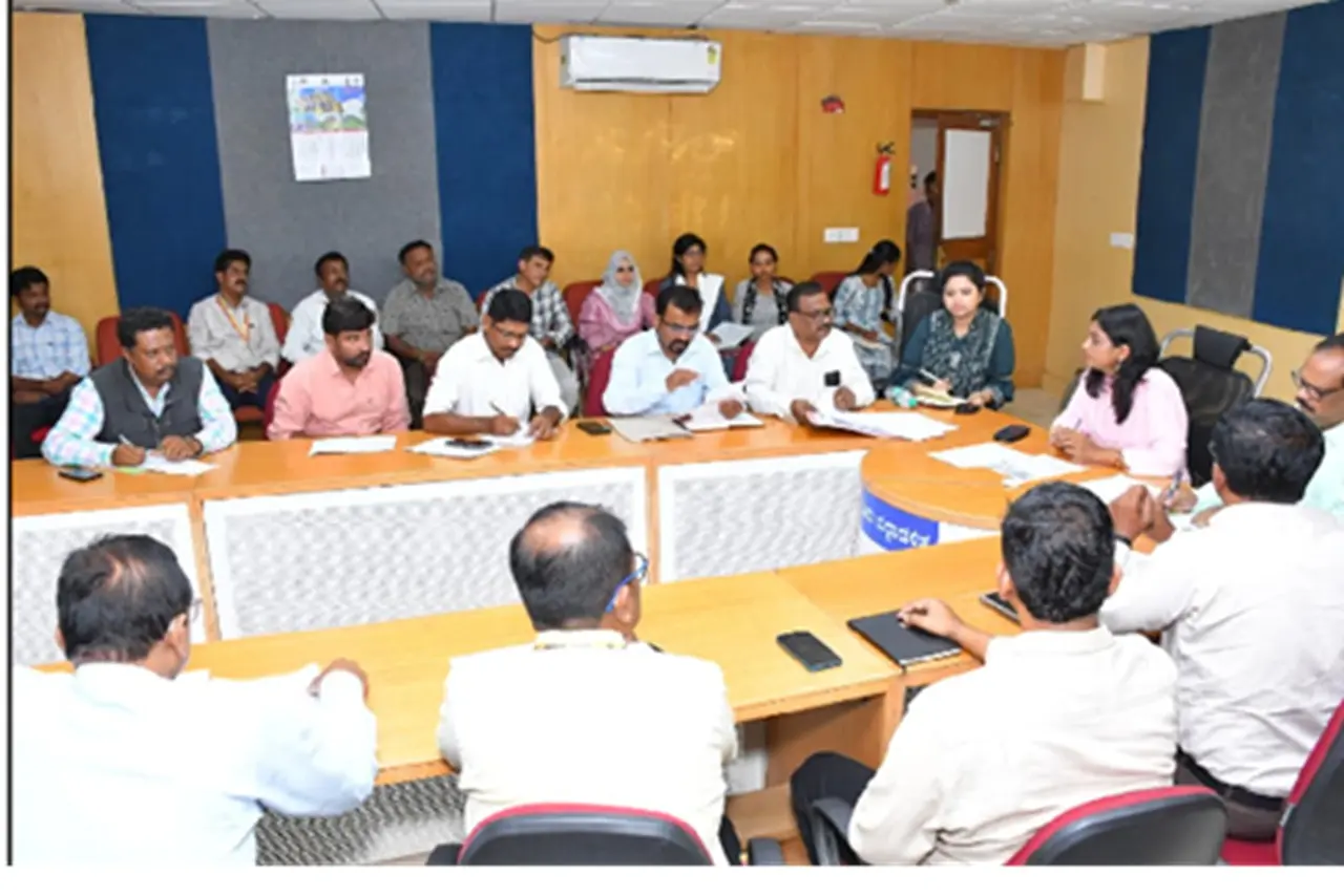 : ತುಮಕೂರು ಜಿಲ್ಲೆಯ ಕಂಟೋನ್ಮೆಂಟ್ ಜೋನ್ನಲ್ಲಿ ಅಧಿಕಾರಿಗಳು ಹಕ್ಕಿಜ್ವರ ನಿಯಂತ್ರಣ ಕ್ರಮಗಳನ್ನು ಕೈಗೊಳ್ಳುತ್ತಿದ್ದಾರೆ.