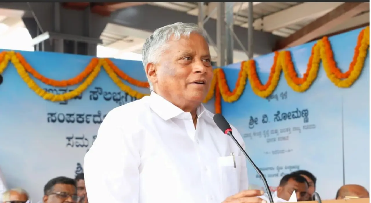 ರಾಮನಗರ ರೈಲು ನಿಲ್ದಾಣದಲ್ಲಿ ಕೇಂದ್ರ ಸಚಿವ ವಿ. ಸೋಮಣ್ಣ ಅವರು ಒಡೆಯರ್ ಎಕ್ಸ್ಪ್ರೆಸ್ ರೈಲಿಗೆ ಹಸಿರು ನಿಶಾನೆ ತೋರಿಸುತ್ತಿದ್ದಾರೆ.