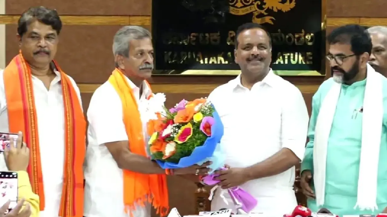 ಡಿ ಎನ್ ಜೀವರಾಜ್ ಶಾಸಕರಾಗಿ ಪ್ರಮಾಣ ವಚನ ಸ್ವೀಕರಿಸುತ್ತಿರುವ ದೃಶ್ಯ