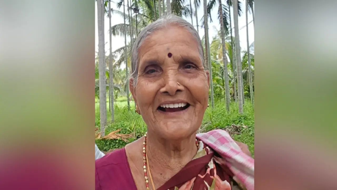 ತುಮಕೂರು ಜಿಲ್ಲೆಯ ಕೊರಟಗೆರೆ ತಾಲ್ಲೂಕಿನ ದಾಸಲುಕುಂಟೆ ಗ್ರಾಮದ ಕೊಲೆ ನಡೆದ ಸ್ಥಳದಲ್ಲಿ ಪರಿಶೀಲನೆ ನಡೆಸುತ್ತಿರುವ ಪೊಲೀಸರು