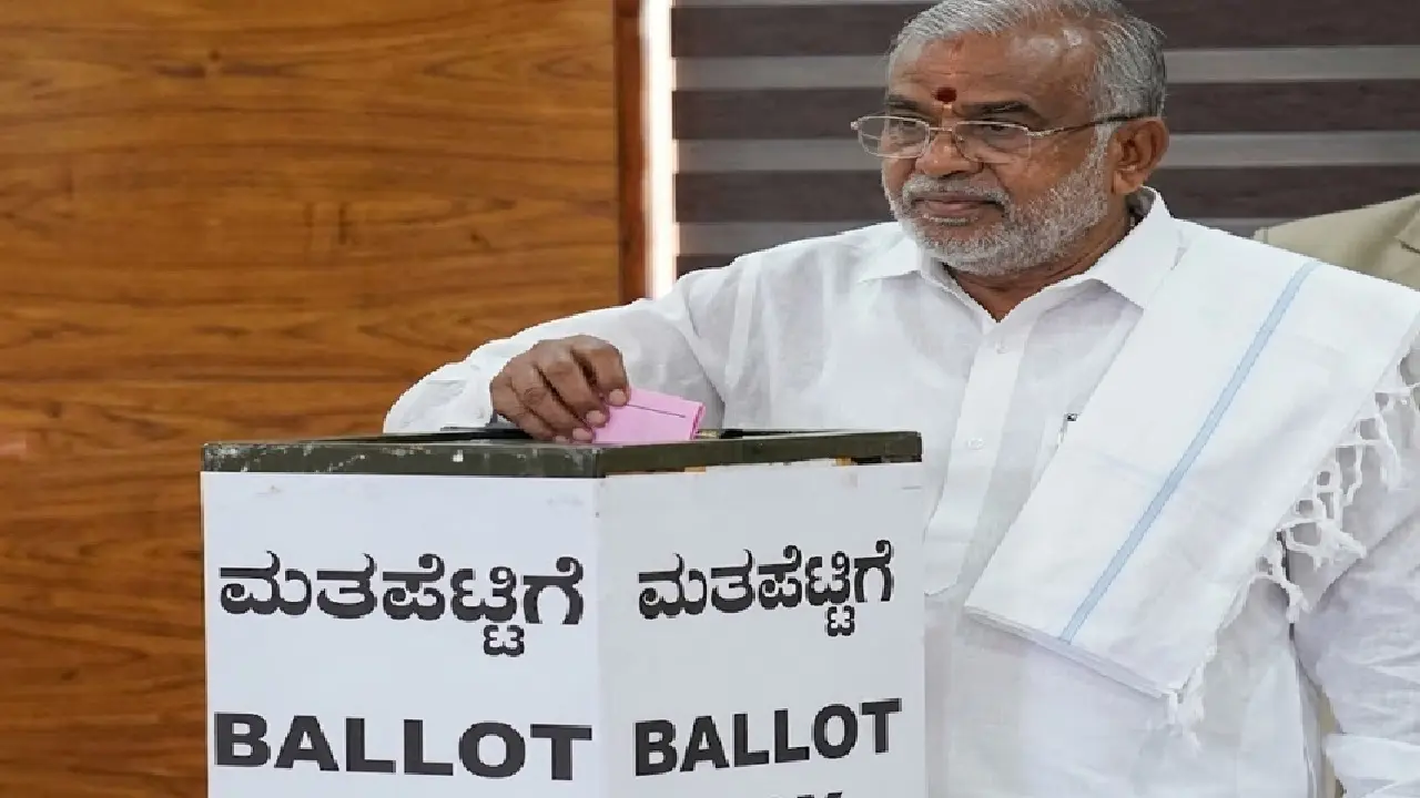 ವಿಧಾನ ಪರಿಷತ್ ಚುನಾವಣೆಯಲ್ಲಿ ಶಾಸಕ ಜಿ ಟಿ ದೇವೇಗೌಡ ಮತದಾನ ಮಾಡಲು ವಿಧಾನಸೌಧಕ್ಕೆ ಆಗಮಿಸುತ್ತಿರುವುದು.