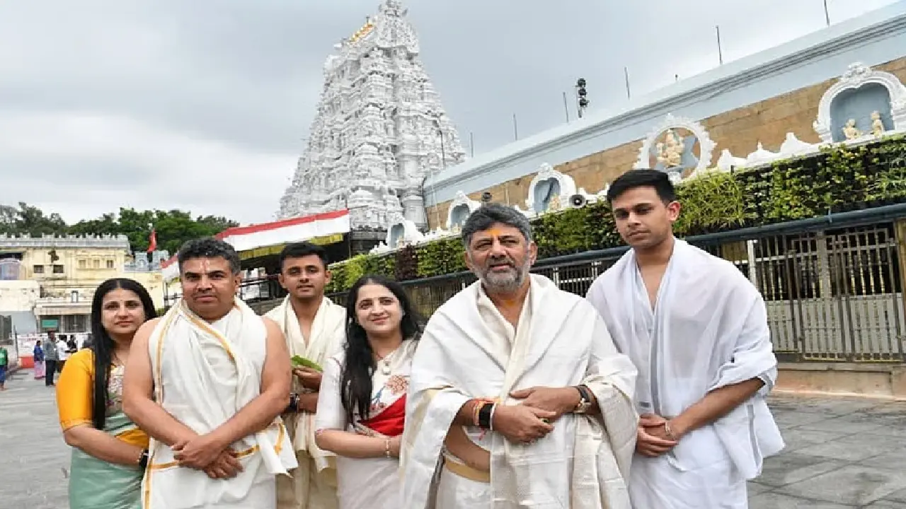 ತಿರುಪತಿ ಬಾಲಾಜಿ ದೇವಸ್ಥಾನಕ್ಕೆ ಭೇಟಿ ನೀಡಿದ ಮುಖ್ಯಮಂತ್ರಿ ಡಿ ಕೆ ಶಿವಕುಮಾರ್ ಮತ್ತು ಕುಟುಂಬಸ್ಥರು