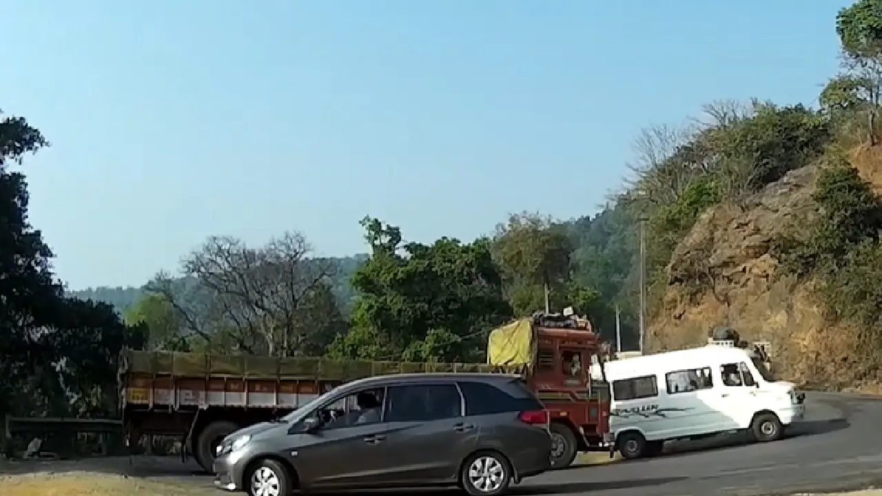 ಭೂಕುಸಿತದ ಬಳಿಕ ತಾತ್ಕಾಲಿಕವಾಗಿ ತಡೆಗೋಡೆ ನಿರ್ಮಿಸಿ ಸಜ್ಜುಗೊಳಿಸಲಾಗಿರುವ ಹುಲಿಕಲ್ ಘಾಟ್ ರಸ್ತೆಯ ದೃಶ್ಯ.